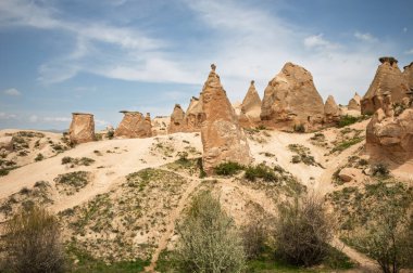 Kapadokya 'nın peri bacaları volkanik aktivite ve erozyonla şekillendirilmiş araziden yükselir. Gerçeküstü bir Türk manzarası keşfedilmeyi bekliyor.