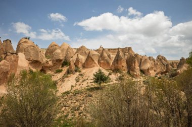 Kapadokya 'nın gerçeküstü manzarası erozyonun şekillendirdiği eşsiz kaya oluşumlarına sahiptir. Dünya dışı güzelliğiyle küresel ziyaretçileri çeken jeolojik bir mucize..