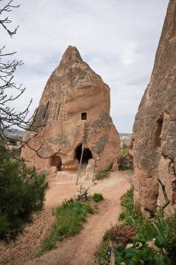 Türkiye 'nin başkenti Kapadokya' da bulunan kaya kesimi, bölgenin eşsiz jeolojik oluşumları ve insan adaptasyonunun bir kanıtı olarak duruyor. Merdiven, yapının sürekli kullanıldığını gösteriyor..