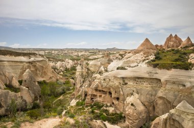 Kapadokya 'nın gerçeküstü manzarası erozyon tarafından yontulmuş 