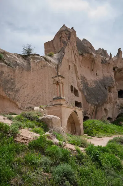 Kapadokya 'nın manzarasında muhtemelen eski bir kilise olan taştan bir kemer var. Yumuşak kayaya oyulmuş. Eritilmiş oluşumlar ve mağara açıkları bölgenin tarihini gösteriyor.