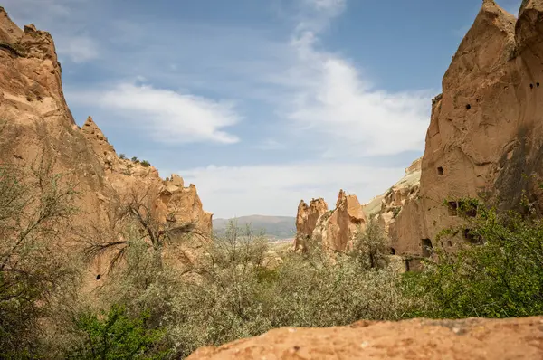 Kapadokya 'nın peyzajı erozyon tarafından şekillendirilmiş eşsiz kaya oluşumlarına sahiptir. Bu 