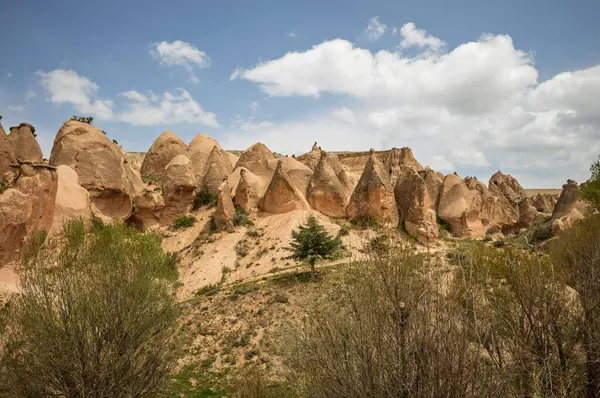 Kapadokya 'nın gerçeküstü manzarası erozyonun şekillendirdiği eşsiz kaya oluşumlarına sahiptir. Dünya dışı güzelliğiyle küresel ziyaretçileri çeken jeolojik bir mucize..