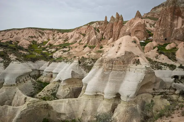 Kapadokya 'nın manzarası erozyonla şekillenen eşsiz yumuşak kaya oluşumlarını sergiliyor. Türkiye 'deki bu gerçeküstü ortam jeologları ve turistleri cezbediyor.