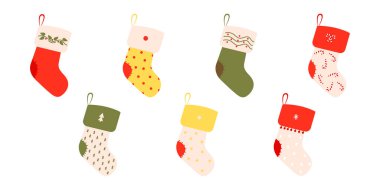 Kış yılbaşı çorapları. Düz giysi öğesi ve farklı tasarımlar, desenler, renkler ve çizimler ile kış kutlamalarının özellikleri. Şenlikli renkli çoraplar..