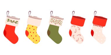 Hediyeler için şirin bir Noel çorabı seti. Kış koleksiyonu kırmızı, yeşil, Noel ağaçlı çoraplar, kar taneleri, şekerler.