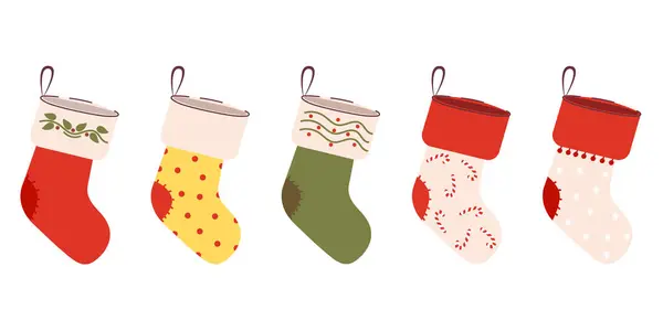 Hediyeler için şirin bir Noel çorabı seti. Kış koleksiyonu kırmızı, yeşil, Noel ağaçlı çoraplar, kar taneleri, şekerler.