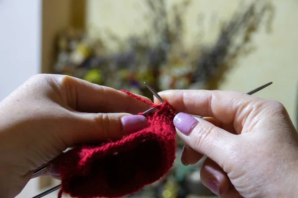 Vrouw Handen Breien Sok Met Naalden Garen Van Rode Kleur — Stockfoto