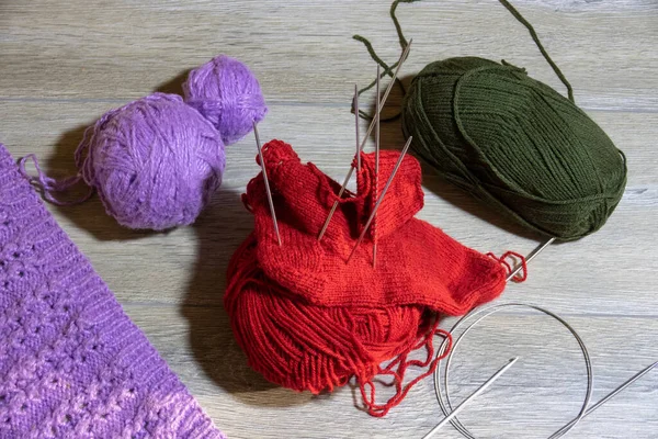 Calcetín Rojo Suéter Lila Proceso Tejer Con Agujas Una Mesa — Foto de Stock