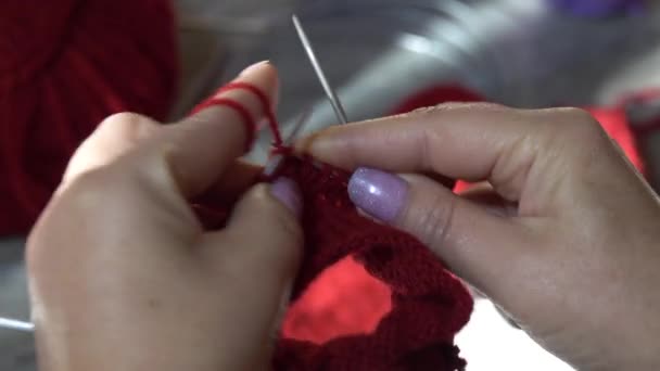 女人用针头和红色的纱线编织袜子 双手合拢 — 图库视频影像