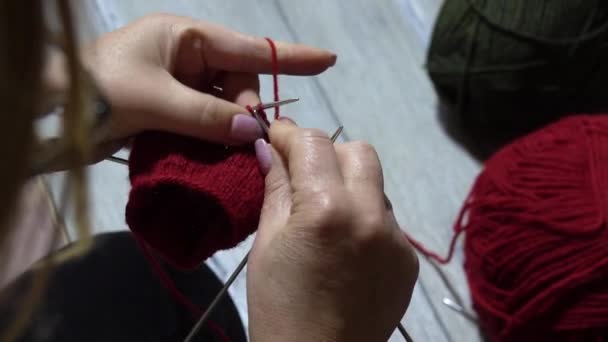 Ręce Kobiety Dzierganie Skarpetki Igłami Przędzą Kolorze Czerwonym Zbliżenie Rąk — Wideo stockowe
