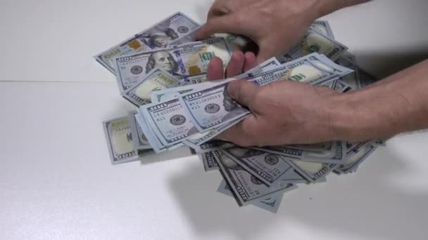 Männliche Hände Nehmen Dollars Und Legen Sie Einen Stapel Auf — Stockvideo