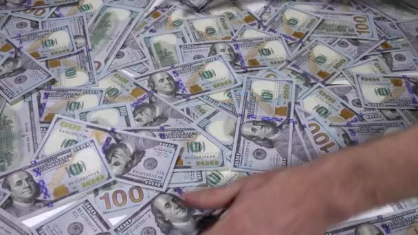 男性的手在白色桌子的背景上堆积如山地收集美元 100美元面值的钞票 — 图库视频影像