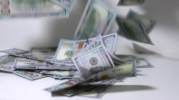 Hundra Dollarsedlar Amerikanska Dollar Faller Ett Vitt Bord Bank Och — Stockvideo