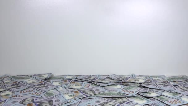 Billet Cent Dollars Tombe Sur Une Pile Dollars Américains Disposés — Video