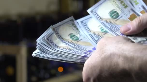 Las Manos Masculinas Cuentan Billetes Cien Dólares Dólares Americanos Primer — Vídeo de stock