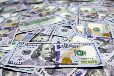 100 dolarlık banknotların kapanışı için. Amerikan ulusal para birimi. Amerikan doları geçmişi. Bankacılık ve finansal konsept. Sığ alan derinliği