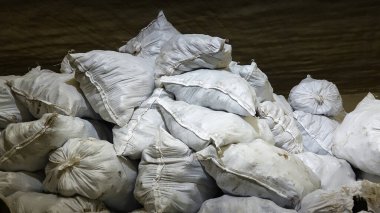 Dondurulmuş depoda patates dolu çantalar. Taze patates deposu