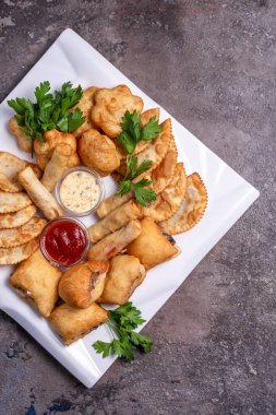 Ulusal Kazak hamur işleri masanın üstünde bir tabakta baursaki.