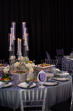 Yemek ve dekorla dolu bir restoranda şenlik masası..