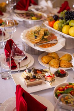 Restorandaki büfede çeşitli tatlılar..