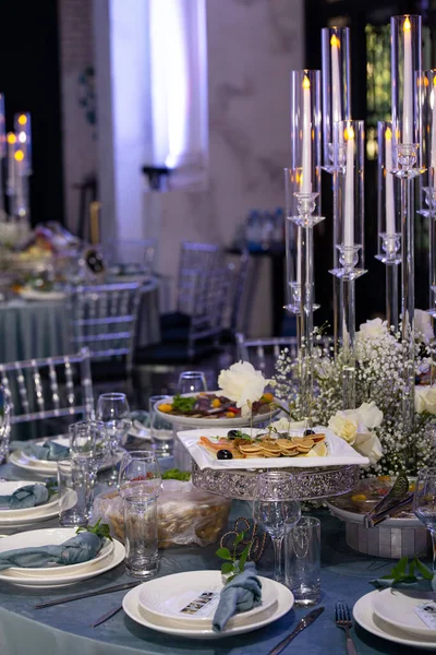 Tischdekoration Einem Restaurant Mit Dekor Und Kerzenständern — Stockfoto