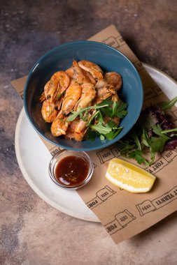 Limonlu karides ve mavi tabakta otlar..