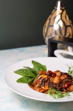 Mantarlı ve tavuklu udon. Beyaz tabakta erişte..