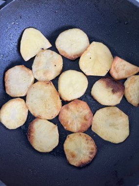 Siyah bir tavada kızarmış patates..