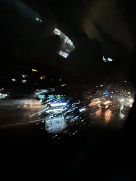 Heldere Lichten Van Nacht Stad Door Glas Regendruppels Abstracte Achtergrond — Stockfoto
