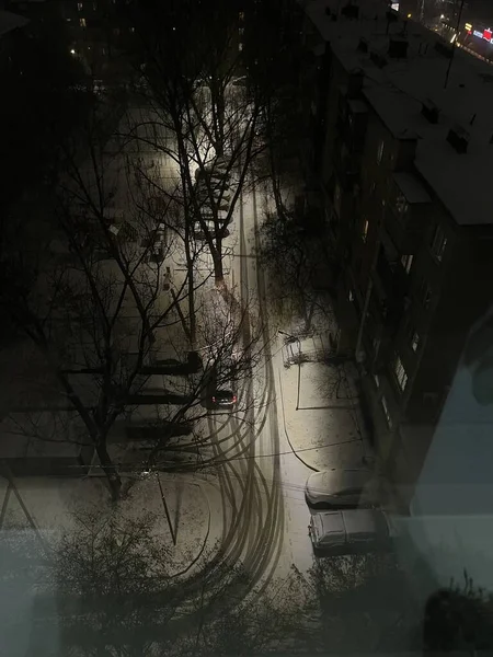 高層ビルからの冬の夜の中庭の眺め — ストック写真