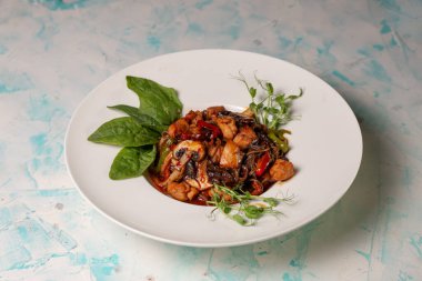 Beyaz tabakta mantarlı, etli, peynirli ve soslu sıcak salata..