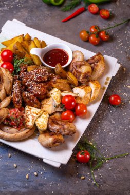 Şirket için tavuk tabağı, kanat, fırında tavuk tabağı..