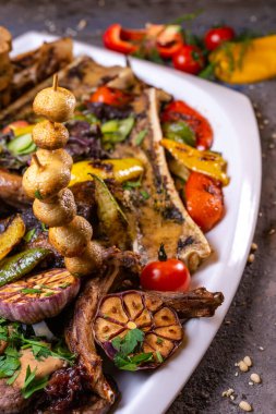 Beyaz bir tabakta farklı et yemekleri..