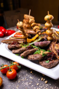 Beyaz bir tabakta farklı et yemekleri..