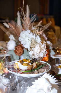 Restorandaki masada at eti, biftek ve tavuk eti var..