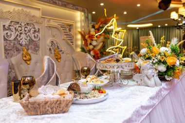 Restorandaki masa şenlikli bir etkinlik için servis edildi..