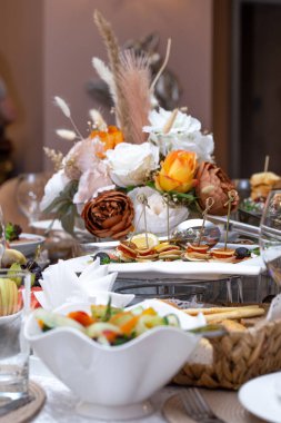 Restorandaki masa şenlikli bir etkinlik için servis edildi..