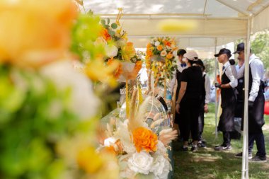 Yemek masasındaki farklı renklerin dekoru.