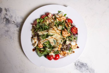 Restoranda karides, domates, peynir ve otlu salata..