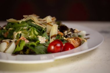 Restoranda karides, domates, peynir ve otlu salata..