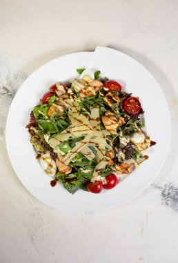 Restoranda karides, domates, peynir ve otlu salata..