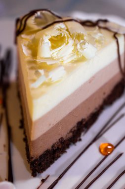 Lokantada tabakta katmanlı tatlı cheesecake 'i yakın plan.