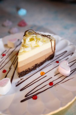 Kafede beyaz bir tabakta kremalı tatlı cheesecake servis ediyorum..