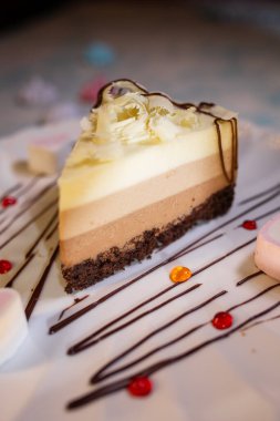 Lokantada tabakta katmanlı cheesecake.