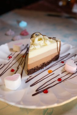 Kafede beyaz bir tabakta kremalı tatlı cheesecake servis ediyorum..