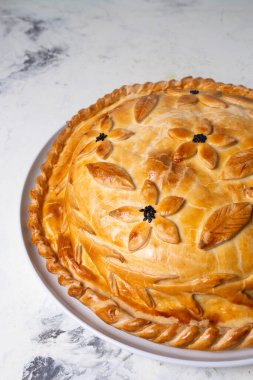 Bütün sıcak tavuklu turta evdeki masada..