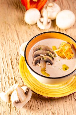 Mantar çorbası tabakta bir kafede masanın üstünde.