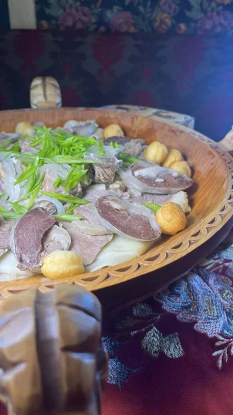 哈萨克传统菜肴Beshbarmak摆在桌上 免版税图库照片