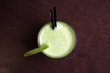 Doğal bir elma püresinin üst görüntüsü. ekolojik sağlıklı içecek.